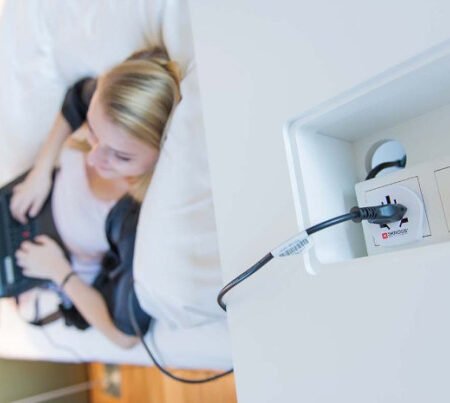 Travel adapter SKR1500211E univerzalni Svetski na Evropski 13A